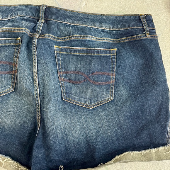 Torrid Raw Hem Cuffed Denim Shorts – Size 24 - Picture 7 of 7